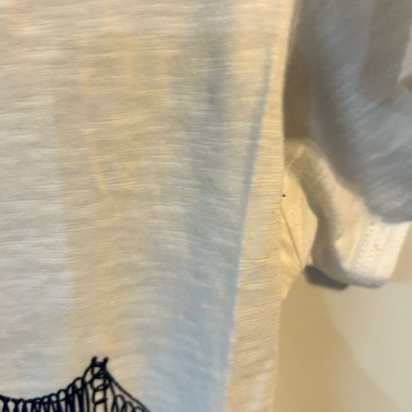 Kavio White V-Neck Tee with Skyline Design - Picture 6 of 7